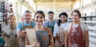Wythnos Prentisiaethau Cymru: cyngor a chyfarwyddyd rhad ac am ddim ar gael i bobl yn Sir Gaerfyrddin i archwilio cyfleoedd Apprenticeships 2