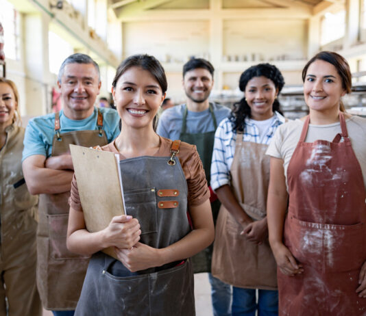 Wythnos Prentisiaethau Cymru: cyngor a chyfarwyddyd rhad ac am ddim ar gael i bobl yn Sir Gaerfyrddin i archwilio cyfleoedd Apprenticeships 2