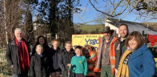 Eco-Ysgol o’r haen uchaf yn helpu natur i ffynnu Deputy First Minister with pupils and staff at Ysgol Penrhyn coch scaled