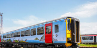 Trenau â cherbydau beiciau yn cael eu cyflwyno i wasanaeth ar lein Calon Cymru Heart of Wales Line 153s