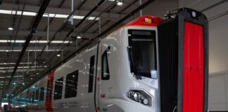 Mae dros 50% o drenau newydd sbon yn rhedeg fel rhan o fuddsoddiad gwerth £800m Made in Wales trains CAF