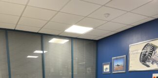 Ymweliad Gweinidogion Llywodraeth Cymru a’r DU â GE Aerospace i dynnu sylw at y gefnogaeth i’r sector awyrofod yng Nghymru Nia Griffith and Rebecca Evans at GE scaled