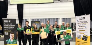 Dros 1,300 o ddisgyblion yn dysgu sgiliau achub bywyd fel rhan o lansiad ymgyrch ‘Defibruary’ St John Ambulance Cymru SJACTrainers01