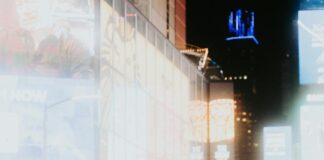 85% say they have been temporarily blinded by LED headlights pexels bylukemiller 24589183