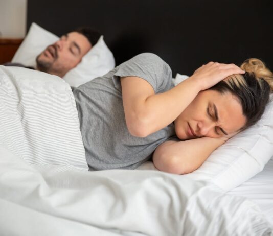 AS NEW REPORT HIGHLIGHTS LINK BETWEEN POOR SLEEP & ALZHEIMER’S, EXPERT SHARES HIS TIPS ON HOW TO IMPROVE YOUR REST REGIM pexels kampus 7556638 1