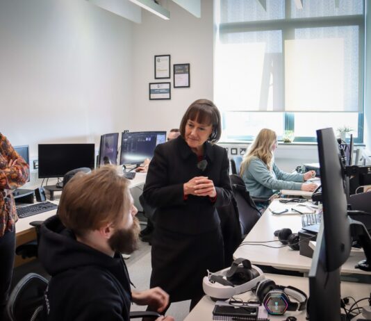 YMCHWIL A DATBLYGU YN ALLWEDDOL I DWF ECONOMAIDD YNG NGHYMRU Jo M SParc 19