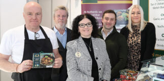 Cydweithredu arloesol yn arwain at leihau allyriadau carbon wrth dyfu’r diwydiant bwyd a diod L R Paul Trotman The Authentic Curry Company Jon Treganna Penderyn The Welsh Whisky Company Limited Enfys Fox Tesco Gwesyn Davies Ellis Eggs Michele Roberts Edwards The Welsh Butcher Th