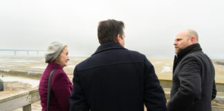 Ymweliad y Gweinidog Nia Griffith â Copenhagen yn rhoi hwb i Ddiwydiant Ynni Glân Cymru Port visit Minister looking out scaled