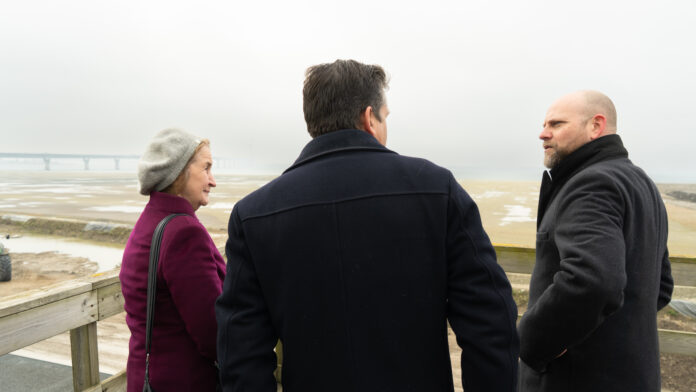 Port visit Minister looking out scaled