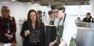 Mae COLEG CAMBRIA wedi lansio cegin hyfforddi newydd o’r radd flaenaf mewn partneriaeth ag Ymddiriedolaeth Addysg The Savoy. SavoyLaunch2 scaled