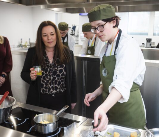 Mae COLEG CAMBRIA wedi lansio cegin hyfforddi newydd o’r radd flaenaf mewn partneriaeth ag Ymddiriedolaeth Addysg The Savoy. SavoyLaunch2 scaled