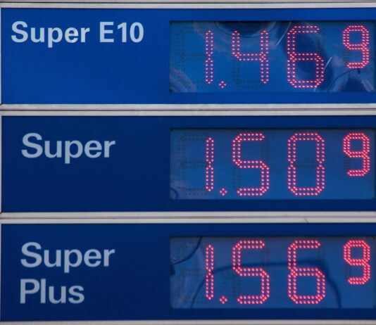 10 fuel saving tips to keep costs low gasoline prices 206098 1280