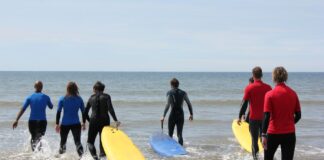 Elusen y GIG yn ariannu rhaglen therapi syrffio arloesol Surf tonic