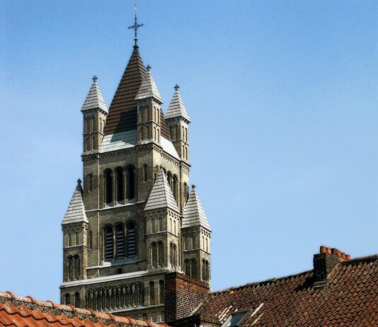 Easter theft alert for churches church tower 1749138 1280