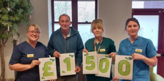 Ffotograffydd yn rhoi £1,500 a phrint acrylig i uned cemotherapi Llanelli Byron Williams 2