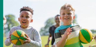 826,000 o deuluoedd yn rhoi hwb i gyllid gydag arbedion gofal plant CYM 21 25