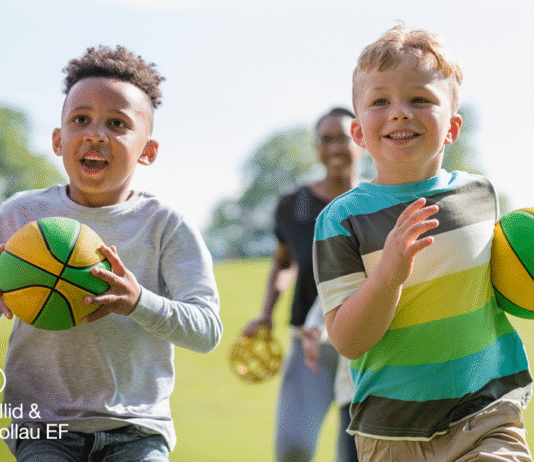 826,000 o deuluoedd yn rhoi hwb i gyllid gydag arbedion gofal plant CYM 21 25