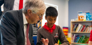 Ysgol yng Ngheredigion yn croesawu taith addysg cyfrwng Cymraeg MD Ysgol Henry Richard