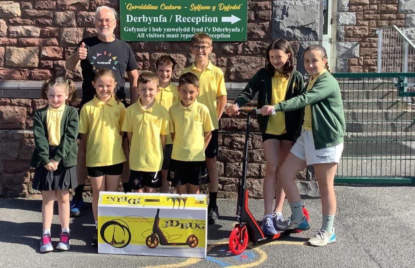 YGG Cefneithin with scooter prize IMG 4670 Roger Dutton, 2025