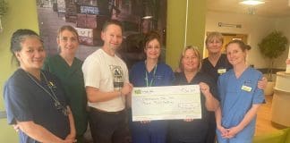 Triathletwr yn codi £3,100 ar gyfer uned cemotherapi Dewi Owen