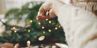 Six Expert Tips To Save £500 Before Christmas premium photo 1661767438814 c4853b3c6aa2