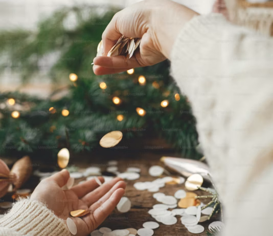 Six Expert Tips To Save £500 Before Christmas premium photo 1661767438814 c4853b3c6aa2