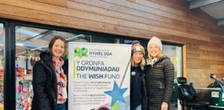 Rhodd o’r Gronfa Ddymuniadau gwerth £1,870 yn darparu diwrnod allan Nadoligaidd i deuluoedd Folly Farm pic