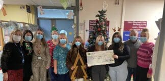 Plant a phobl ifanc o Sir Gaerfyrddin yn codi £630 ar gyfer ward plant Carmarthenshire Youth Service Presentation Photo