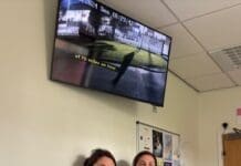 Bydd setiau teledu newydd yn dod â chysur i gleifion cemotherapi Chemotherapy Day Unit staff with one of the new TVs