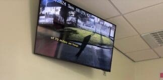 Bydd setiau teledu newydd yn dod â chysur i gleifion cemotherapi Chemotherapy Day Unit staff with one of the new TVs