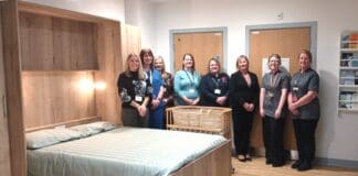 Grant hael gan grŵp lleol yn ariannu gwely i rieni mewn profedigaeth yn Ysbyty Glangwili New bereavement bed