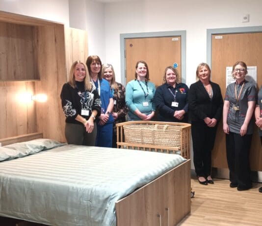 Grant hael gan grŵp lleol yn ariannu gwely i rieni mewn profedigaeth yn Ysbyty Glangwili New bereavement bed