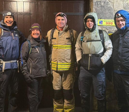 Tîm Gwasanaeth Tân ac Achub Canolbarth a Gorllewin Cymru yn cwblhau Her Tri Chopa Cymru 20260204 102000612 iOS cropped