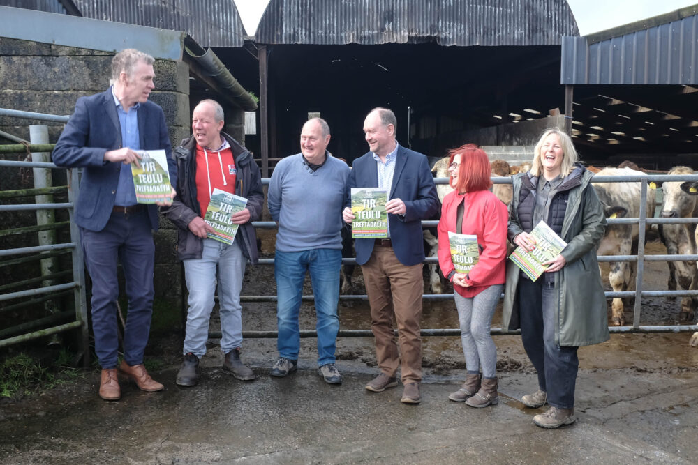 Plaid Cymru candidates in Sir Gaerfyrddin discuss policy with agricultural union 1000036629