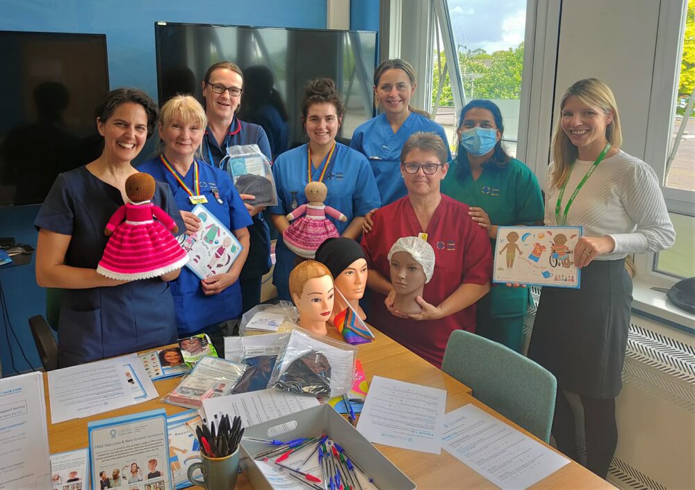 Gwasanaeth cymorth colli gwallt canser arloesol wedi’i ariannu am ddwy flynedd arall Heads Up group education session