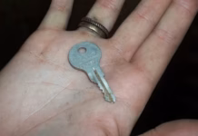 Burglars Know Where You Put Your Spare Key photo 1533696848654 6bdf438edea4