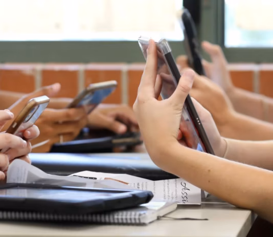 Education Training Experts Offer Tips On Phones In Schools Debate mobile phones in school 6 cropped