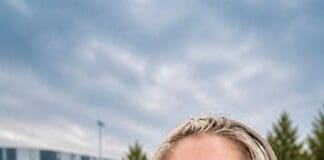 Gweithiwr cymorth gofal iechyd yn ymgymryd â her 10k i gefnogi gofal dementia Iesha Henderson