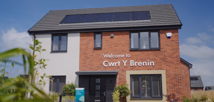 Cwrt Y Brenin 2 1 Cwrt Y Brenin 2 1