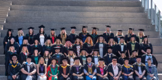 Nyrsys cyntaf erioed yn graddio o Brifysgol Aberystwyth Graddio26 iau 020