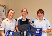 Mae elusen GIG yn ariannu technoleg newydd i gefnogi cleifion gyda phroblemau cyfathrebu a llyncu Staff with the new equipment
